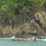 Tim SAR melakukan pencarian korban yang terseret ombak dengan menggunakan perahu di perairan Pantai Payangan Jember, Jawa Timur, Minggu (13/2). (ANTARA/VJ Hamka Agung Balya)