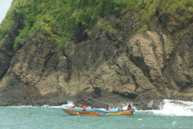 Tim SAR melakukan pencarian korban yang terseret ombak dengan menggunakan perahu di perairan Pantai Payangan Jember, Jawa Timur, Minggu (13/2). (ANTARA/VJ Hamka Agung Balya)