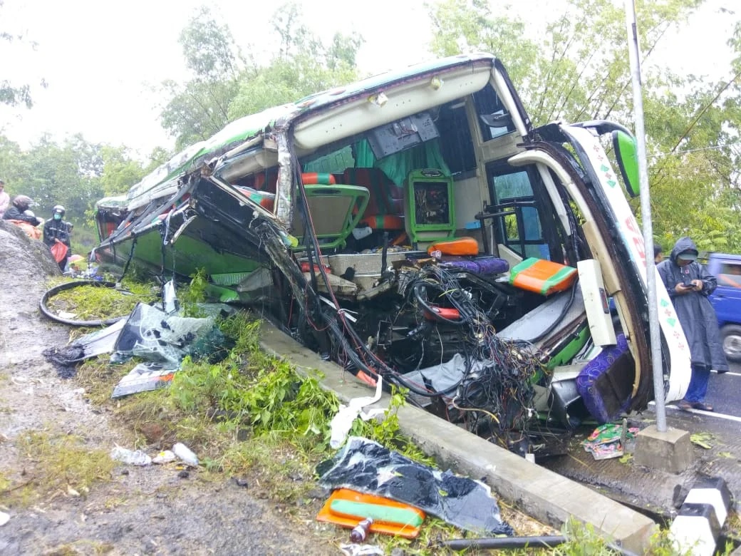 Kondisi bus setelah kecelakaan di Jl. Dlingo-Imogiri, Minggu (6/2). (Foto: M. Sukron Fitriansyah/JPNN.com)