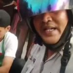Tangkapan layar video viral polisi menabrak motor penjambret di Pekanbaru.