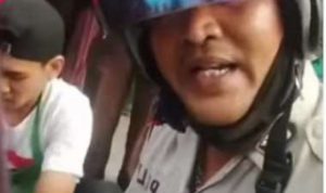 Tangkapan layar video viral polisi menabrak motor penjambret di Pekanbaru.