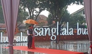 Gubernur Jawa Barat, Ridwan Kamil saat meresmikan Alun-Alun Sangkala Buana, Kota Cirebon.