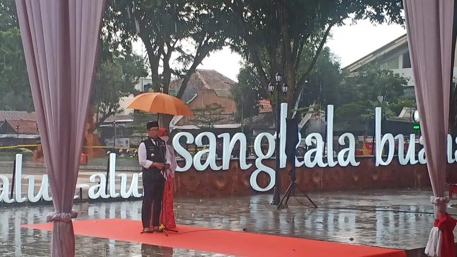 Gubernur Jawa Barat, Ridwan Kamil saat meresmikan Alun-Alun Sangkala Buana, Kota Cirebon.