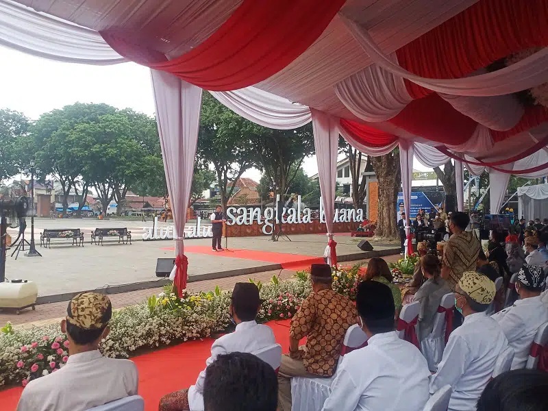 Gubernur Jawa Barat, Ridwan Kamil didoakan jadi presiden oleh Walikota Cirebon, Nashrudin Azis. Saat sambutan peresmian di Alun-alun Sangkala Buana, Kota Cirebon.