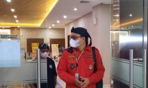 Sandy Tumiwa keluar dari gedung Bareskrim Polri usai berkonsultasi terkait pelaporan terhadap Ustadz Khalid Basalamah, Selasa (15/2/2022). (ANTARA/Laily Rahmawaty)