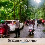Petugas mengamankan dan mengatur lalu lintas di lokasi kejadian pohon tumbang yang menewaskan dua orang pemotor di Sukabumi. (foto Istimewa)