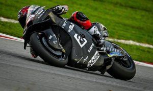 Maverick Vinales saat turun di shakedown test MotoGP di Sirkuit Sepang, Malaysia, kemarin. (MotoGP.com)