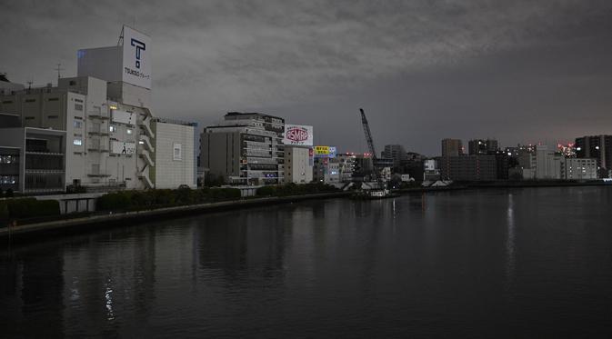 Gempa kuat Magnitudo 7,3 membuat lebih dari 2 juta rumah di daerah Tokyo menjadi gelap gulita. (AFP/Philip Fong)