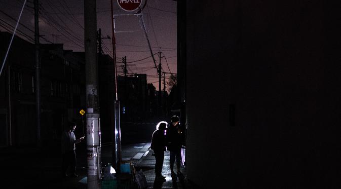 Gempa kuat Magnitudo 7,3 membuat lebih dari 2 juta rumah di daerah Tokyo menjadi gelap gulita. (AFP/Philip Fong)