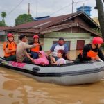 Petugas mengevakuasi warga yang rumahnya terendam banjir di medan. (istimewa)