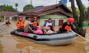Petugas mengevakuasi warga yang rumahnya terendam banjir di medan. (istimewa)