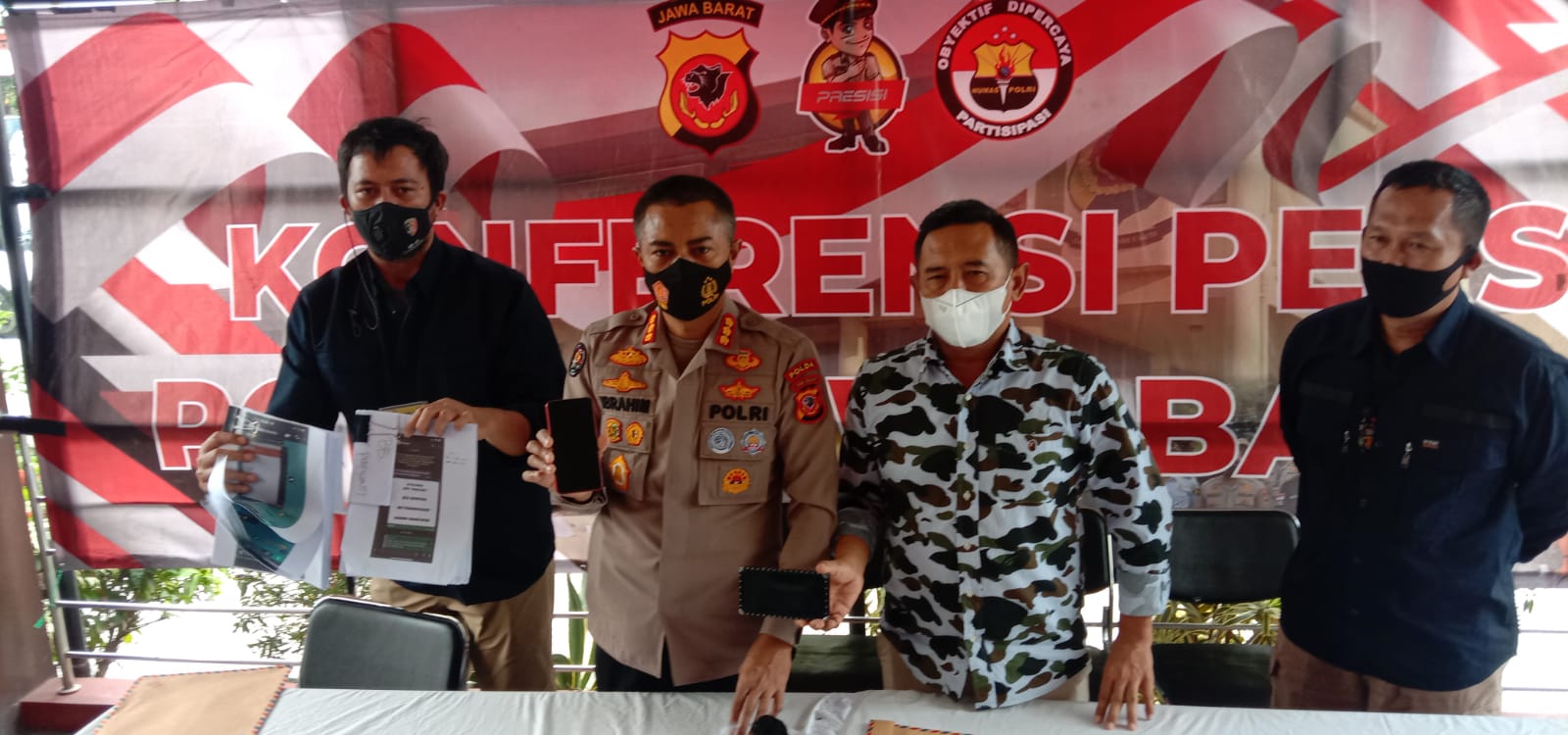 Polda Jabar gelar Konferensi pers kasus arisan bodong di Jatinangor, Kab. Sumedang, Jawa barat. Selasa (1/3). Foto. Sandi Nugraha