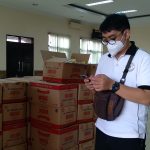 Puluhan karton minyak goreng kemasan 1 liter dalam operasi pasar untuk disalurkan kepada warga melalui masing-masing desa di Kecamatan Cicalengka, Kabupaten Bandung. (Jabar Ekspres)