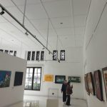 PAMERAN: Pengunjung tengah mengamati karya seniman dalam pameran Katakan Seni Rupa dengan Cinta di Galeri Pusat Kebudayaan, Gedung Yayasan Pusat Kebudayaan, pada Selasa (1/3). (Muhamad Nizar/Jabar Ekspres)