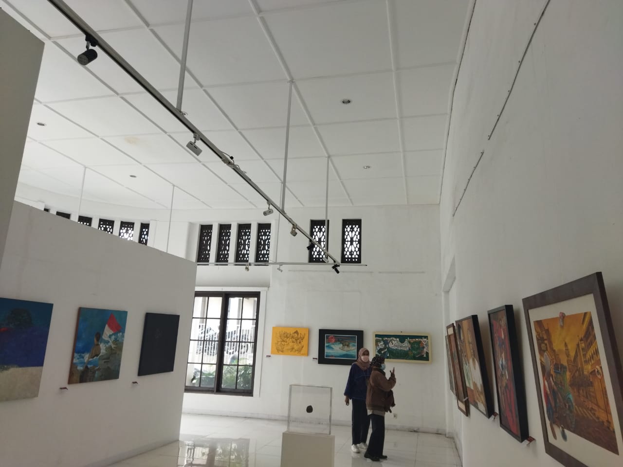 PAMERAN: Pengunjung tengah mengamati karya seniman dalam pameran Katakan Seni Rupa dengan Cinta di Galeri Pusat Kebudayaan, Gedung Yayasan Pusat Kebudayaan, pada Selasa (1/3). (Muhamad Nizar/Jabar Ekspres)