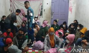 Prajurit TNI AL mendata puluhan orang yang ditemukan disebuah rumah yang diduga sebagai penampungan PMI Ilegal. Foto: ANTARA/HO-Koarmada I