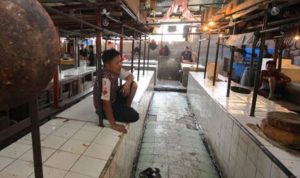 Lapak pedagang daging terlihat kosong, karena semua pedagang daging di sejumlah pasar di Kota Bekasi melakukan aksi mogok jualan selama lima hari.