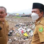 Bupati Bandung Dadang Supriatna melakukan inspeksi mendadak ke lokasi pembuangan sampah di Pasar Banjaran, beberapa waktu lalu.