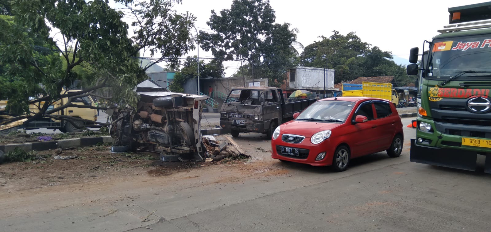 Tampak Mobil Pick Up puting yang mengalami kecelakaan hingga terguling, di jalan Raya Bandung-Garut, KecamatanCimanggung, Sumedang, pada Selasa (1/3)