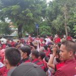 Gabungan Buruh dari Federasi Serikat Buruh Demokrasi Indonesia (FSBDSI) dan Gabungan Serikat Buruh Indonesia (GSBI) Kota Bekasi menggelar long march dengan orasi di depan kantor Pemkot Bekasi, Jamaostek dan terlahir di Gedung DPRD jalan Khairil Anwar. (amin/kbe)