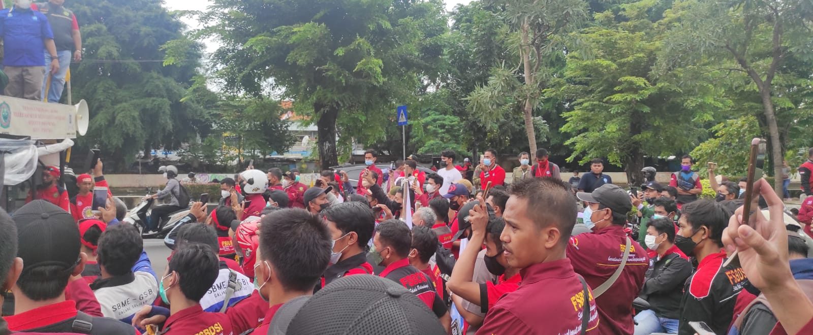 Gabungan Buruh dari Federasi Serikat Buruh Demokrasi Indonesia (FSBDSI) dan Gabungan Serikat Buruh Indonesia (GSBI) Kota Bekasi menggelar long march dengan orasi di depan kantor Pemkot Bekasi, Jamaostek dan terlahir di Gedung DPRD jalan Khairil Anwar. (amin/kbe)