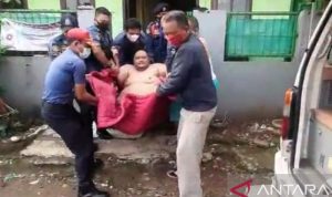 Proses evakuasi warga obesitas oleh petugas damkar di Bogor, Rabu (9/3) (ANTARA/HO-Humas Pemkab Bogor)
