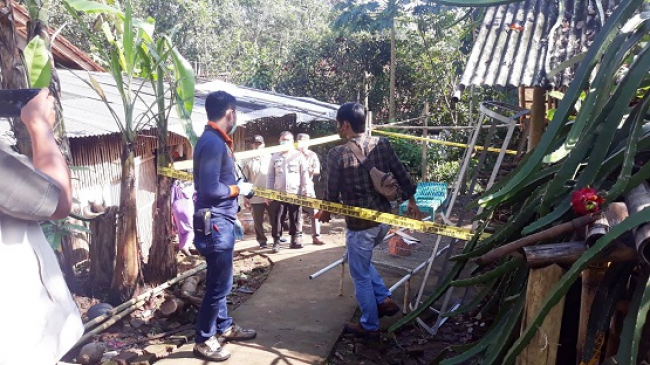 Tim Inafis Polres Ciamis tengah olah tempat kejadian perkara bunuh diri di Ciamis. istimewa