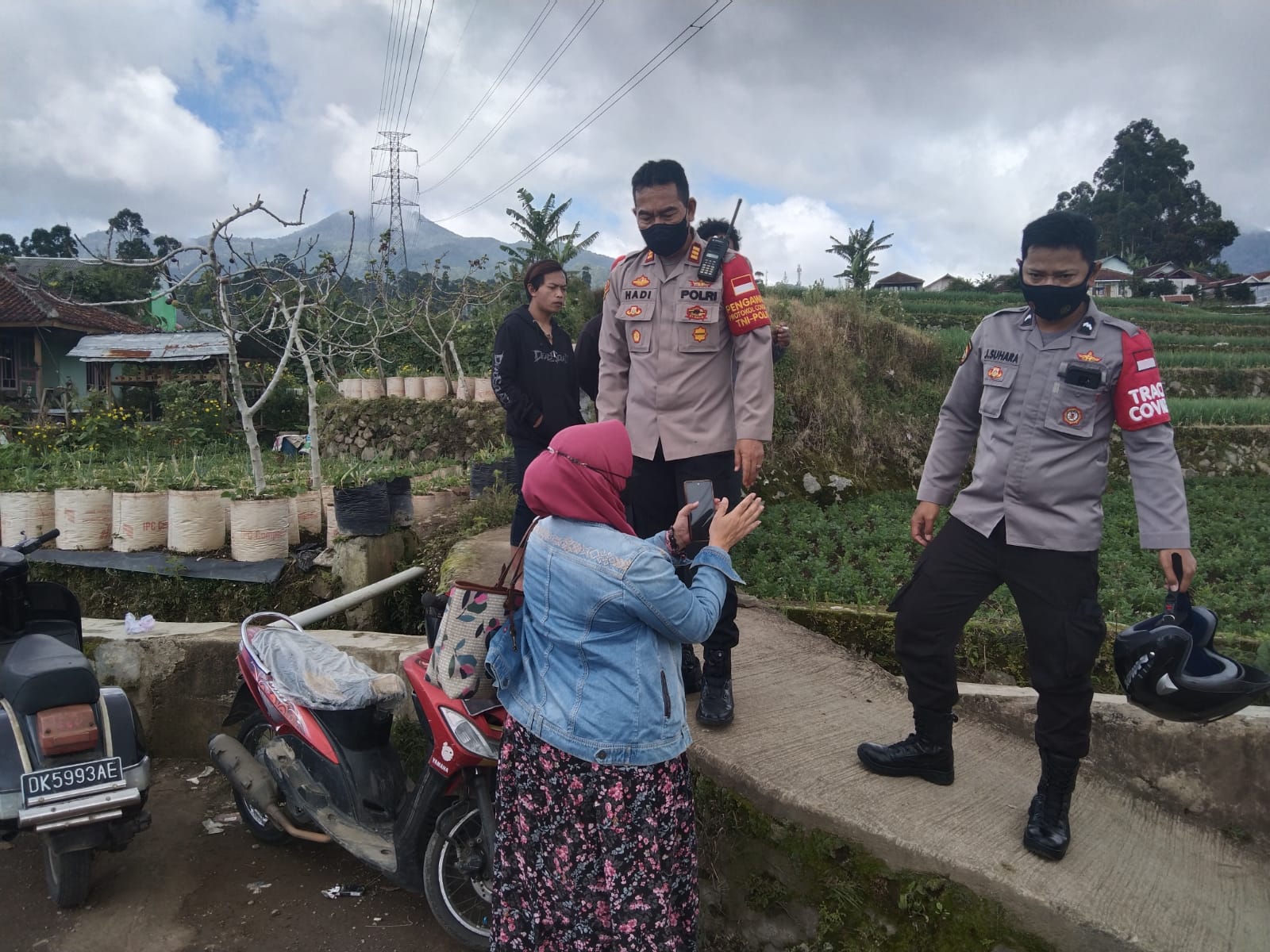 Kapolsek Ciwidey, AKP Hadi Mulyana (kiri) bersama anggota saat lakukan pencarian balita yang hanyut di parit. *Istimewa