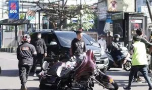 Tangkapan Video, penganiayaan yang dilakukan pengendara moge di Jalan Setia Budi Bandung. tampak motor gede (moge) yang masih dibiarkan terkapar ditengah jalan .