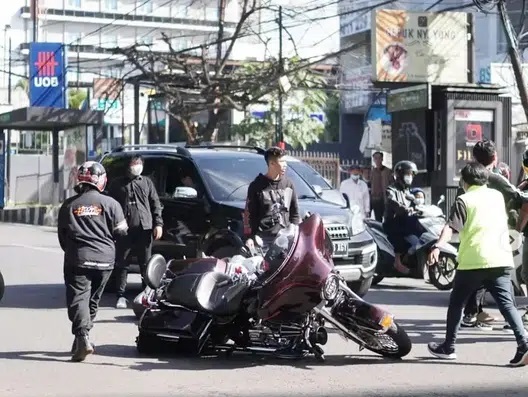Tangkapan Video, penganiayaan yang dilakukan pengendara moge di Jalan Setia Budi Bandung. tampak motor gede (moge) yang masih dibiarkan terkapar ditengah jalan .