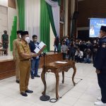 Bupati Bandung Dadang Supriatna melantik Karang Taruna Kabupaten Bandung Masa Bakti 2021 - 2023 di Gedung Mohamad Toha, Soreang, Kabupaten Bandung, Senin (14/3).