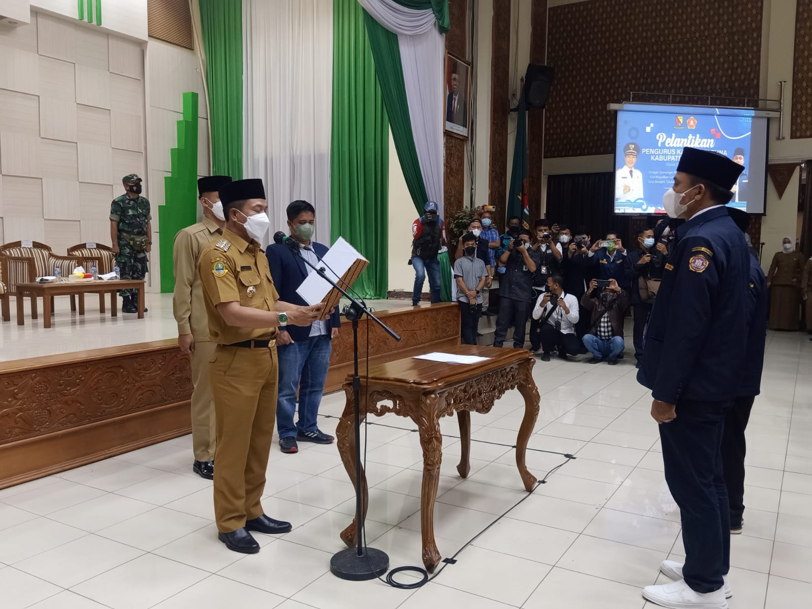 Bupati Bandung Dadang Supriatna melantik Karang Taruna Kabupaten Bandung Masa Bakti 2021 - 2023 di Gedung Mohamad Toha, Soreang, Kabupaten Bandung, Senin (14/3).