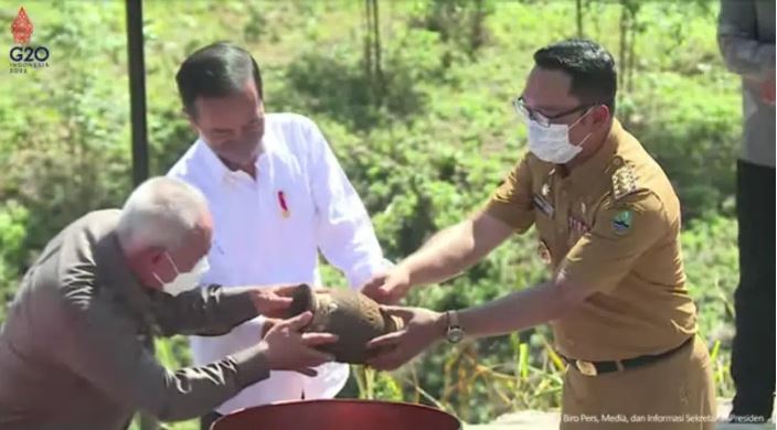 Gubernur Jawa Barat, Ridwan saat menyerahkan tanah dan air dari 27 tempat di Jabar pada Presiden Jokowi Panajam Paser Utara, pada Senin pagi (14/3).