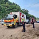 Anggota Polres Sumedang saat amankan arus lalu lintas akibat amblasnya Jalan Sumedang-Cirebon. *Istimewa