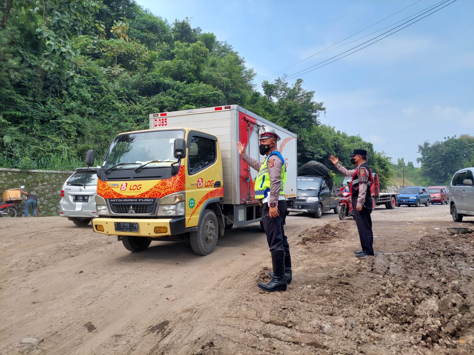 Anggota Polres Sumedang saat amankan arus lalu lintas akibat amblasnya Jalan Sumedang-Cirebon. *Istimewa