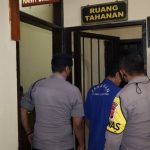 Tersangka dukun palsu yang ditangkap petugas Polsek Cihideung,Polres Tasikmalaya Kota saat dimasukkan ke dalam tahanan, Selasa (15/3/2022). Foto:Rezza Rizaldi / Radartasik.com