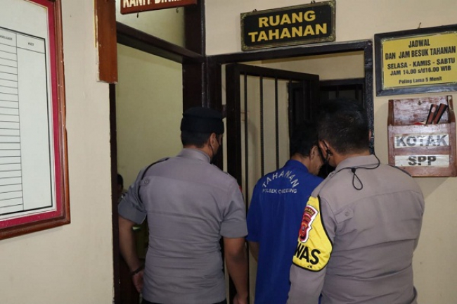 Tersangka dukun palsu yang ditangkap petugas Polsek Cihideung,Polres Tasikmalaya Kota saat dimasukkan ke dalam tahanan, Selasa (15/3/2022). Foto:Rezza Rizaldi / Radartasik.com