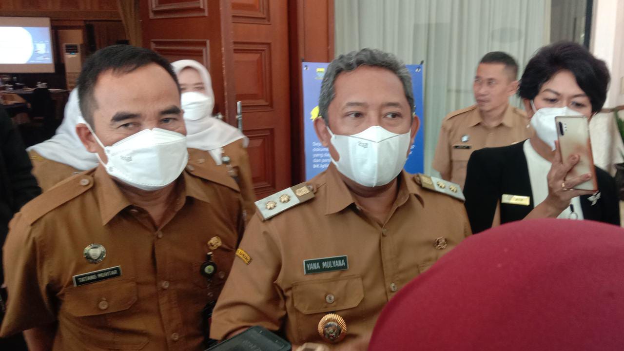 PLT Walikota Bandung, Yana Mulyana (kanan) disampingi Kadisdukcapil Kota Bandung Tatang Muchtar (kanan). Selasa (15/3). Foto. Sandi Nugraha