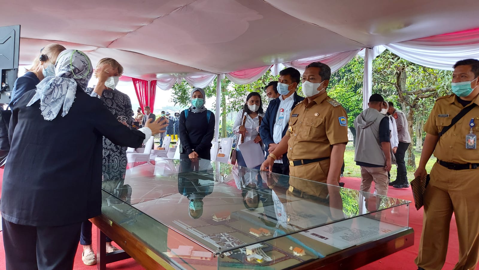 Walikota Yana Mulyana saat menghadiri acara peninjauan lokasi IPAL Bojongsoang, Senin (15/3). (Arvi Resvanty/Jabar Ekspres)