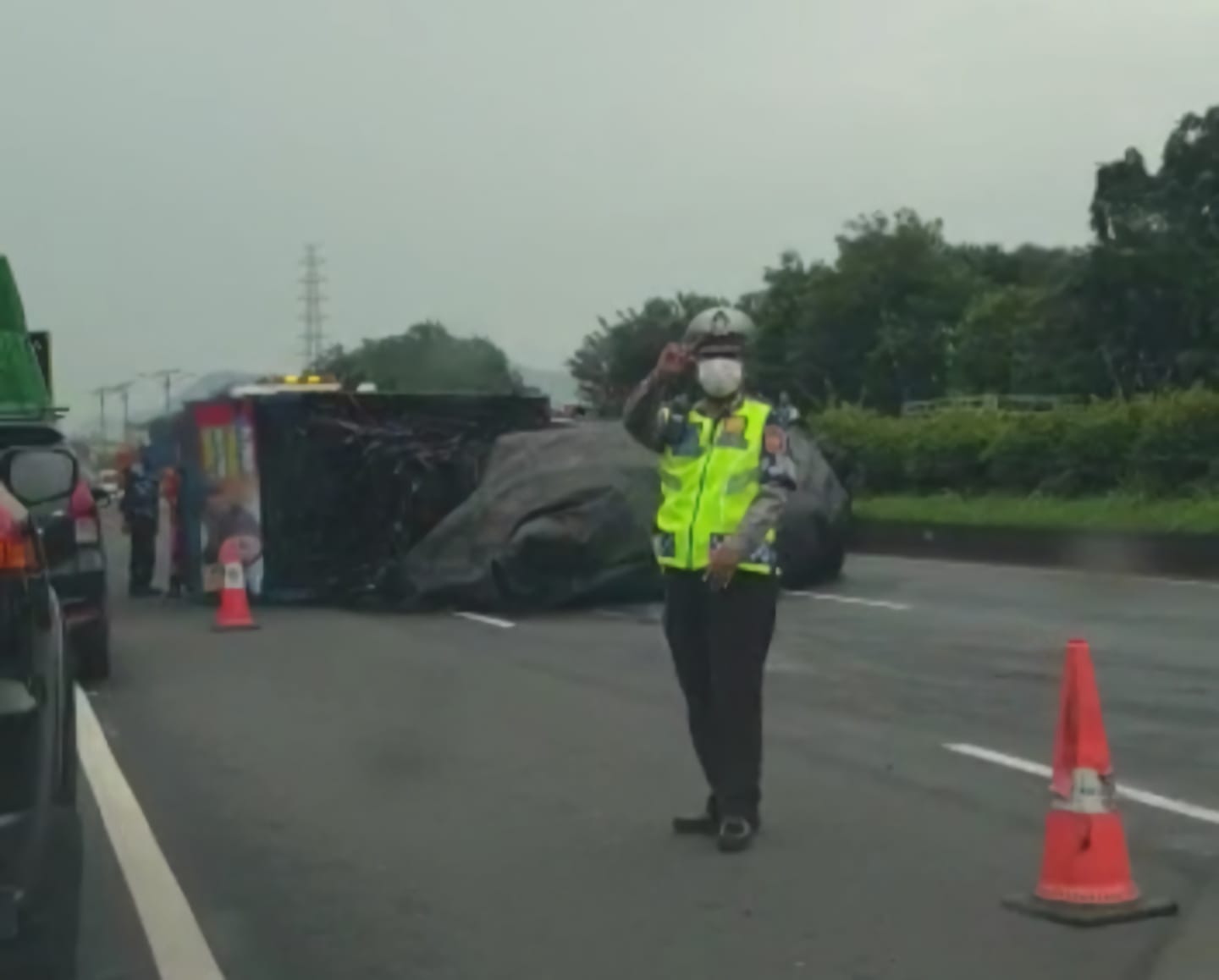 Petugas Kepolisian saat mengamankan arus lalu lintas akibat adanya kecelakaan tunggal saty unit truk diesel di Jalan Tol menuju arah Cileunyi kilo meter 153. *Istimewa