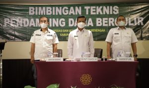 Bupati Bandung Dadang Supriatna saat pelaksanaan bimbingan teknis (bimtek) atau pelatihan bagi tenaga pendamping UMKM Dana Bergulir, di Soreang, Rabu (16/3).