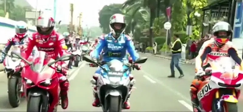 Konvoi pembalap motoGP di jalan MH Thamrin Jakarta.