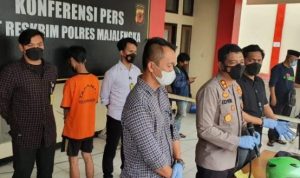 Pelaku begal pantat telah mengenakan baju tahanan setelah dibekuk Polisi dari Polres Majalengka. (ist)