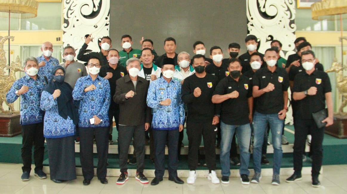 Bupati Bandung Dadang Supriatna saat menyambut Tim Beserza Official Persikab Kabupaten Bandung dan Jajaran PT. PBB (Persikab Bandung Bedas) di Rumah Jabatannya, Kamis (17/3).