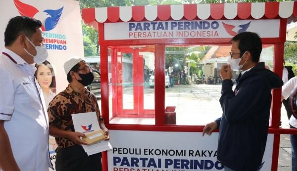 Salah satu penerima gerobak dan bantuan usaha dari program partai perindo bagikan gerobak.