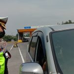 Kasatlantas Polrestabes Bandung, AKBP Ariek Indra Sentanu, saat memeriksa kendaraan yang terjaring razia ganjil genap di GT Pasteur. Sabtu (19/3). Foto. Sandi Nugraha