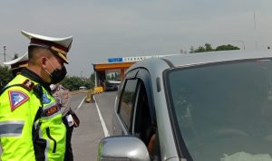 Kasatlantas Polrestabes Bandung, AKBP Ariek Indra Sentanu, saat memeriksa kendaraan yang terjaring razia ganjil genap di GT Pasteur. Sabtu (19/3). Foto. Sandi Nugraha