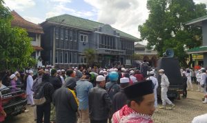 Ratusan umat Islam di Kabupaten Cianjur, menggelar unjuk rasa di depan Kantor Kementerian Agama (Kemenag) Cianjur, Rabu (2/3/2022).(Wawan Sutiawan/Cianjur Ekspres)