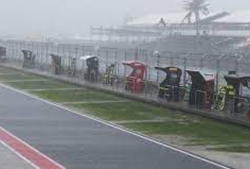 Start MotoGP harus ditunda karena hujan deras mengguyur sirkuit Mandalika. (ist)