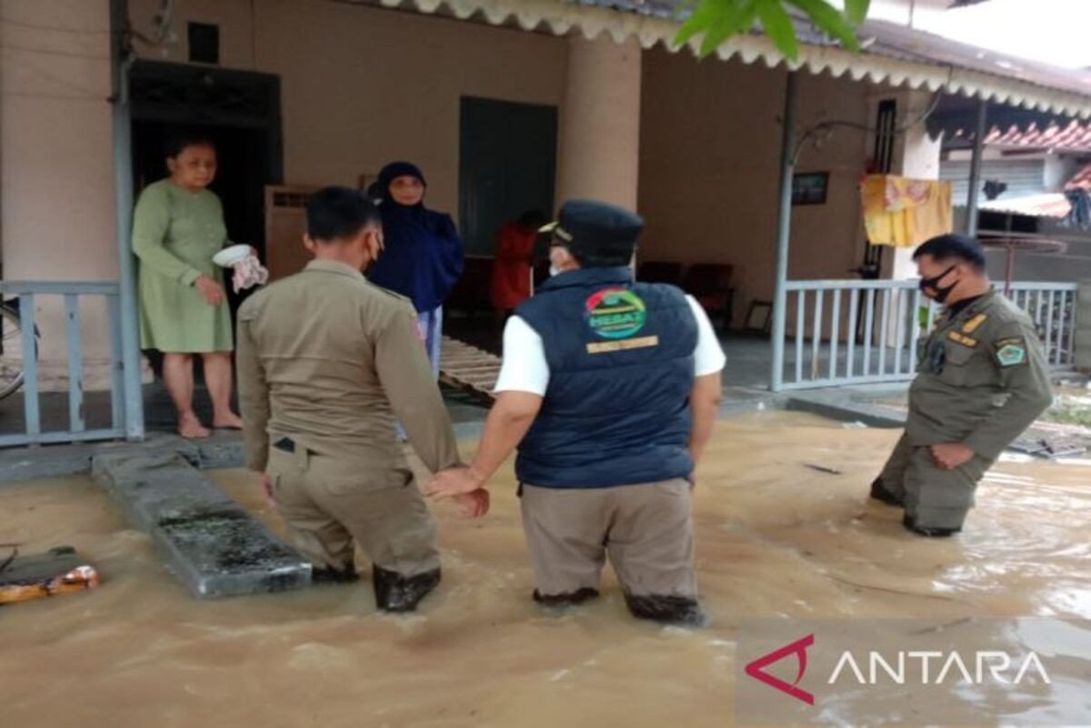 Naiknya permukaan air sungai membuat Pamekasan berstatus waspada banjir. Ilustrasi: Antara/Abd Aziz